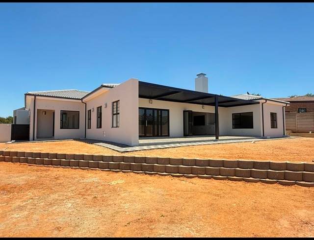 4 BEDROOM HOUSE FOR SALE IN TAFELZICHT